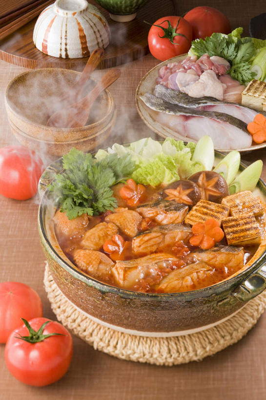 豆腐,无人,餐厅,竖图,俯视,室内,特写,白天,烹饪,餐桌,桌子,萝卜,胡萝卜,蔬菜,西红柿,椰菜,卷心菜,餐具,一堆,许多,堆叠,堆积,碟子,炖锅,盖子,盘,勺子,菌菇,蘑菇,鸡肉,肉,汤,鱼肉,日本料理,料理,食品,锅盖,菌类,锅,火锅,菜肴,美食,肉类,食物,盘子,调羹,碟,汤匙,碗,日式料理,日式,食用菌,佳肴,餐台,堆,豆制品,肉食,日式火锅,进餐用具,烹调用具,结球甘蓝,红萝卜,甘荀,甘兰,番茄,包心菜,彩图,高角度拍摄,餐馆,饭店,饭馆