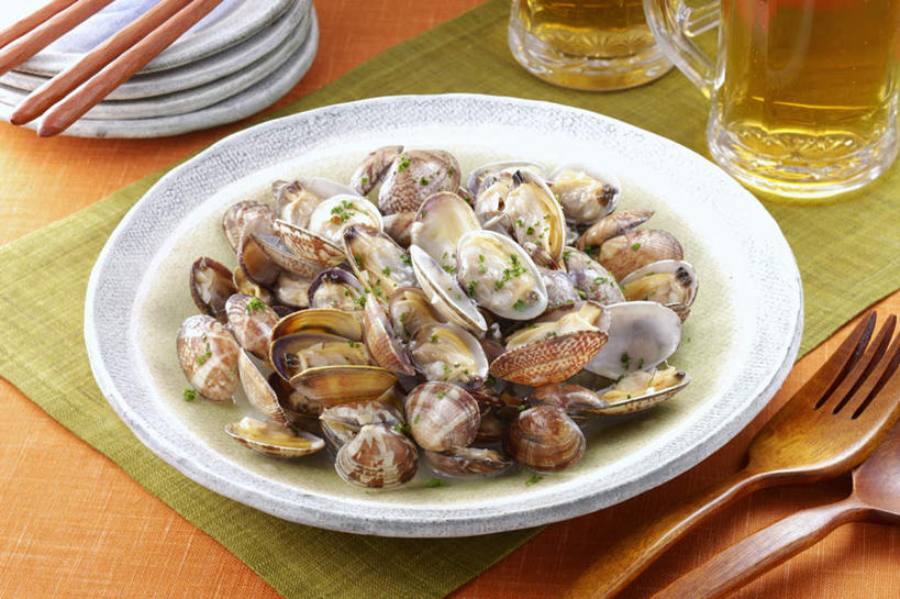 海鲜,啤酒,无人,餐厅,横图,俯视,室内,特写,白天,烹饪,餐桌,筷子,桌子,杯子,餐具,一堆,许多,堆叠,堆积,叉子,碟子,盘,勺子,日本料理,料理,食品,蛤蜊,水产,菜肴,美食,玻璃制品,酒,食物,盘子,酒杯,啤酒杯,调羹,碟,汤匙,碗,日式料理,日式,蛤,佳肴,餐台,堆,海产品,蛤仔,玻璃杯,进餐用具,烹调用具,彩图,高角度拍摄,餐馆,饭店,饭馆