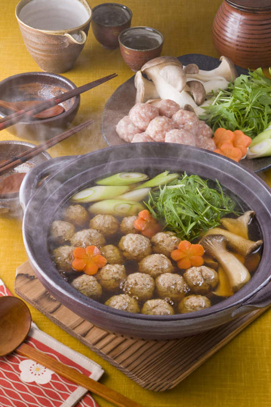 清酒,无人,餐厅,竖图,俯视,室内,特写,白天,烹饪,餐桌,桌子,萝卜,胡萝卜,杯子,餐具,一堆,许多,堆叠,堆积,装饰,碟子,炖锅,盘,勺子,菌菇,香菇,汤,日本料理,料理,食品,丸子,菌类,锅,火锅,菜肴,美食,肉丸,酒,食物,盘子,酒杯,调羹,碟,汤匙,碗,日式料理,日式,食用菌,佳肴,餐台,清酒杯,堆,配菜,日式火锅,进餐用具,烹调用具,红萝卜,甘荀,彩图,高角度拍摄,餐馆,饭店,饭馆