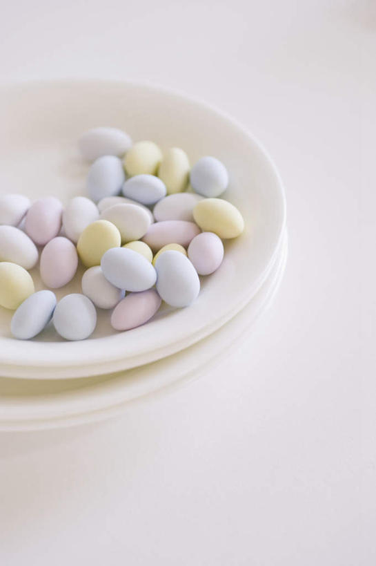 无人,竖图,俯视,室内,特写,白天,白色背景,桌面,桌子,一堆,许多,堆叠,堆积,食品,糖,糖果,甜点,甜品,粉红,食物,粉色,黄色,蓝色,白色,甜食,摄影,影棚,堆,硬糖,杏仁糖,彩图,高角度拍摄,影棚拍摄,拍摄