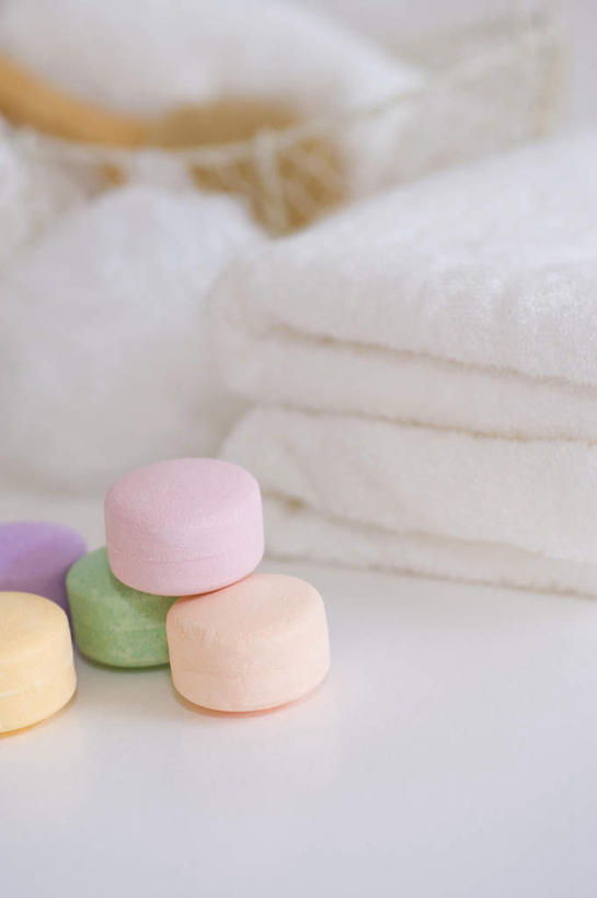 无人,竖图,俯视,室内,特写,白天,白色背景,桌面,桌子,静物,两条,五个,一堆,一排,堆叠,堆积,整齐,纺织物,篮子,排列,粉色,黄色,绿色,紫色,白色,肥皂,毛巾,香皂,洗浴用品,清洁,摄影,影棚,堆,保暖,队列,透气,防水,储水,耐磨,吸水,彩图,高角度拍摄,影棚拍摄,拍摄