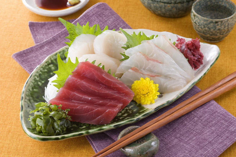 清酒,三文鱼,生鱼片,无人,餐厅,横图,俯视,室内,特写,白天,烹饪,餐桌,筷子,桌子,鲑鱼,杯子,餐具,叶子,一堆,许多,堆叠,堆积,装饰,盛开,花菜,花椰菜,西兰花,日本料理,鱼片,料理,食品,绿叶,花蕾,筷枕,菜肴,美食,酒,雏菊,花,花瓣,花朵,鲜花,食物,一朵,黄色,酒杯,日式料理,花苞,花蕊,日式,嫩叶,菊花,佳肴,餐台,清酒杯,堆,大马哈鱼,配菜,鳕鱼,撒蒙鱼,萨门鱼,冰海之皇,鲑,叶,叶片,进餐用具,烹调用具,彩图,高角度拍摄,餐馆,饭店,饭馆,刺身