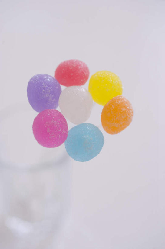 无人,竖图,俯视,彩色,室内,特写,白天,静物,餐具,一堆,许多,堆叠,堆积,芳香,环绕,围绕,碟子,盘,食品,糖,糖果,甜点,甜品,粉红,球,食物,粉色,黄色,蓝色,绿色,白色,盘子,碟,甜食,球体,堆,硬糖,彩图,高角度拍摄