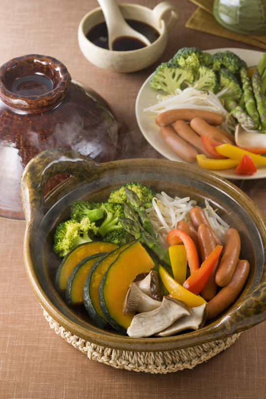 无人,餐厅,竖图,俯视,室内,特写,白天,烹饪,餐桌,桌子,辣椒,南瓜,餐具,一堆,许多,堆叠,堆积,碟子,炖锅,盖子,盘,勺子,金瓜,豆芽,花菜,花椰菜,菌菇,西兰花,香菇,调料,日本料理,料理,食品,锅盖,调味品,调味料,菌类,锅,火锅,菜肴,美食,番瓜,食物,盘子,调羹,碟,汤匙,日式料理,日式,食用菌,佳肴,餐台,烤肠,堆,麦瓜,倭瓜,彩椒,辣角,红海椒,大椒,辣虎,广椒,日式火锅,进餐用具,烹调用具,甜椒,柿子椒,辣子,海椒,番椒,灯笼椒,彩图,高角度拍摄,餐馆,饭店,饭馆