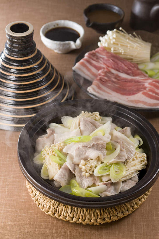 无人,餐厅,竖图,俯视,室内,特写,白天,烹饪,餐桌,桌子,蔬菜,餐具,一堆,许多,切开,堆叠,堆积,炖锅,盖子,葱,金针菇,菌菇,青葱,调料,肉,肉片,日本料理,料理,食品,锅盖,调味品,调味料,菌类,锅,火锅,菜肴,美食,肉类,食物,日式料理,切,日式,食用菌,佳肴,餐台,堆,剖面,肉食,切面,日式火锅,进餐用具,烹调用具,彩图,高角度拍摄,餐馆,饭店,饭馆