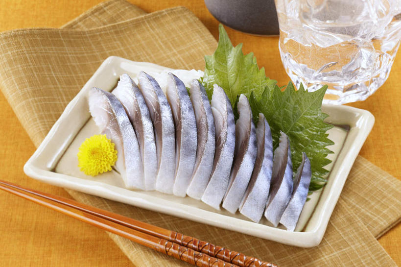 生鱼片,啤酒,无人,餐厅,横图,俯视,室内,特写,白天,烹饪,餐桌,筷子,桌子,杯子,餐具,叶子,一堆,一排,许多,堆叠,堆积,整齐,装饰,盛开,日本料理,鱼片,料理,食品,绿叶,花蕾,菜肴,美食,玻璃制品,酒,雏菊,花,花瓣,花朵,鲜花,食物,排列,一朵,黄色,酒杯,啤酒杯,日式料理,花苞,花蕊,日式,嫩叶,菊花,佳肴,餐台,堆,配菜,队列,鳕鱼,叶,叶片,玻璃杯,进餐用具,烹调用具,彩图,高角度拍摄,餐馆,饭店,饭馆