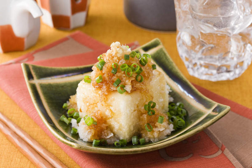 豆腐,无人,餐厅,横图,俯视,室内,特写,白天,烹饪,餐桌,筷子,桌子,蔬菜,杯子,餐具,一堆,一块,许多,切碎,堆叠,堆积,装饰,碟子,盘,葱,青葱,调料,酱料,酱汁,油炸食品,日本料理,料理,食品,调味品,调味料,酱,菜肴,美食,玻璃制品,食物,白色,盘子,酒杯,啤酒杯,碟,日式料理,日式,佳肴,餐台,堆,配菜,豆制品,玻璃杯,进餐用具,烹调用具,彩图,高角度拍摄,餐馆,饭店,饭馆