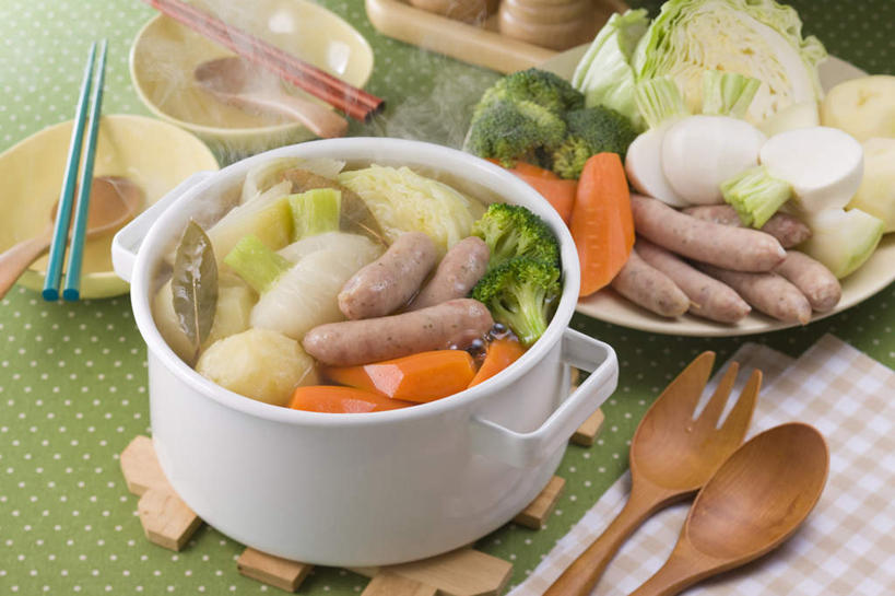 无人,餐厅,横图,俯视,室内,特写,白天,烹饪,餐桌,筷子,桌子,萝卜,胡萝卜,蔬菜,蒜,椰菜,卷心菜,餐具,一堆,许多,堆叠,堆积,叉子,碟子,炖锅,盘,勺子,花菜,花椰菜,西兰花,汤,日本料理,料理,食品,锅,火锅,菜肴,美食,食物,盘子,调羹,碟,汤匙,碗,日式料理,日式,佳肴,餐台,烤肠,堆,日式火锅,进餐用具,烹调用具,结球甘蓝,红萝卜,甘荀,甘兰,大蒜,包心菜,彩图,高角度拍摄,餐馆,饭店,饭馆