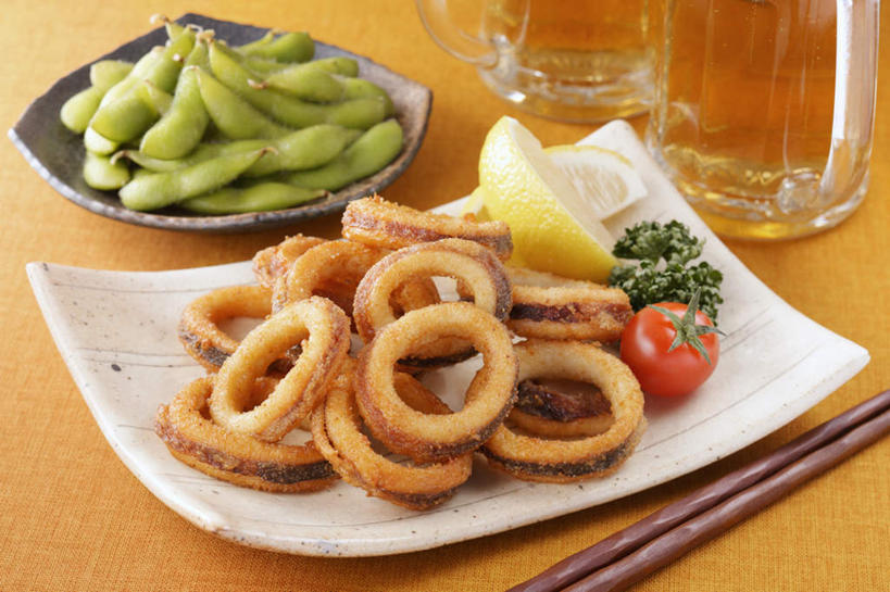 啤酒,无人,餐厅,横图,俯视,室内,特写,白天,烹饪,餐桌,筷子,桌子,鱿鱼,柠檬,蔬菜,西红柿,杯子,餐具,水果,一堆,许多,切开,堆叠,堆积,碟子,盘,圈,花菜,花椰菜,毛豆,西兰花,油炸食品,日本料理,料理,食品,豆荚,菜肴,美食,玻璃制品,酒,食物,盘子,酒杯,啤酒杯,碟,日式料理,切,日式,佳肴,餐台,堆,剖面,切面,玻璃杯,进餐用具,烹调用具,柔鱼,枪乌贼,益母果,柠果,番茄,彩图,高角度拍摄,餐馆,饭店,饭馆