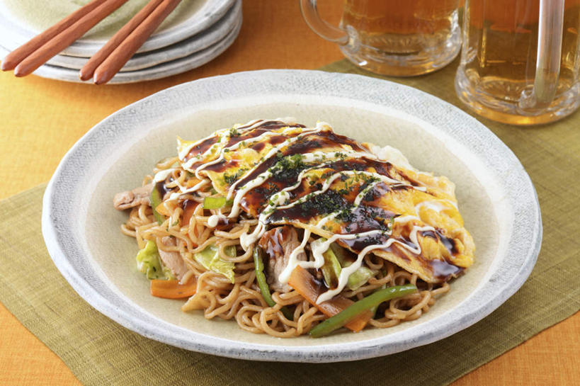 面食,面条,米饭,啤酒,无人,餐厅,横图,俯视,室内,特写,白天,烹饪,餐桌,筷子,桌子,萝卜,胡萝卜,辣椒,椰菜,卷心菜,杯子,餐具,一堆,许多,切碎,堆叠,堆积,碟子,盘,蛋,鸡蛋,煎蛋,酱料,酱汁,面,肉,日本料理,料理,食品,饭,酱,菜肴,美食,肉类,玻璃制品,酒,食物,盘子,酒杯,啤酒杯,碟,日式料理,日式,佳肴,餐台,堆,五谷,肉食,彩椒,辣角,红海椒,大椒,辣虎,广椒,炒面饭,玻璃杯,进餐用具,烹调用具,甜椒,柿子椒,辣子,结球甘蓝,红萝卜,海椒,甘荀,甘兰,番椒,灯笼椒,包心菜,彩图,高角度拍摄,餐馆,饭店,饭馆