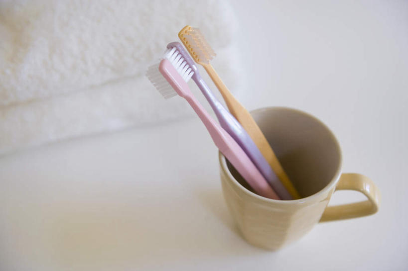 无人,横图,俯视,室内,特写,白天,白色背景,桌面,桌子,静物,杯子,两块,纺织物,牙刷,陶瓷制品,三把,黄色,红色,紫色,水杯,毛巾,日用品,清洁,摄影,影棚,洗漱用品,保暖,卫生,透气,防水,储水,耐磨,吸水,茶杯,彩图,高角度拍摄,影棚拍摄,拍摄