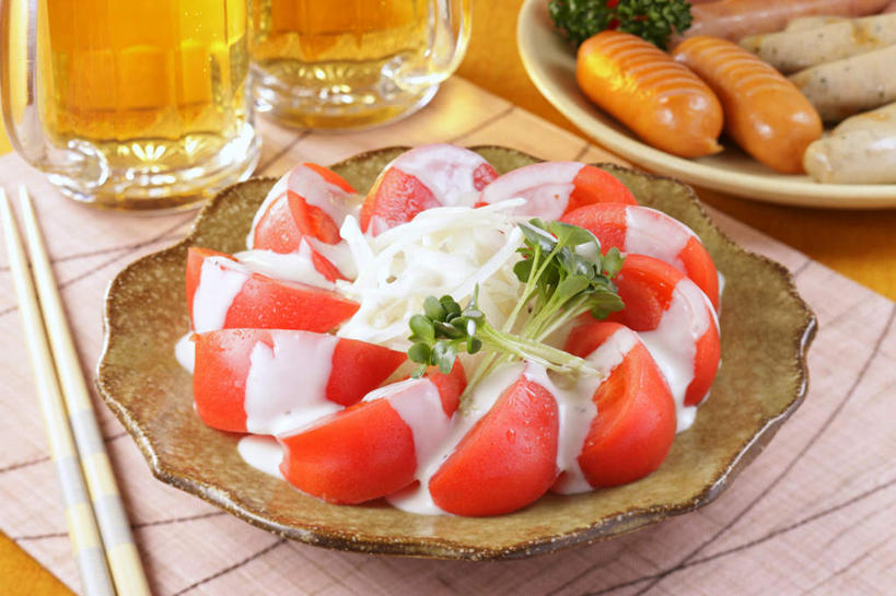 啤酒,无人,餐厅,横图,俯视,室内,特写,白天,烹饪,餐桌,筷子,桌子,蔬菜,西红柿,杯子,餐具,水果,叶子,一堆,许多,切开,堆叠,堆积,装饰,碟子,盘,花菜,花椰菜,西兰花,蔬菜沙拉,日本料理,沙拉,料理,食品,绿叶,色拉,沙律,菜肴,美食,玻璃制品,酒,食物,盘子,酒杯,啤酒杯,碟,日式料理,切,日式,嫩叶,佳肴,有机食品,绿色食品,餐台,烤肠,色拉酱,堆,配菜,千岛酱,剖面,切面,叶,叶片,玻璃杯,进餐用具,烹调用具,番茄,彩图,高角度拍摄,餐馆,饭店,饭馆