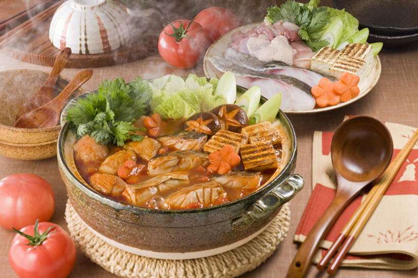 豆腐,无人,餐厅,横图,俯视,室内,特写,白天,烹饪,餐桌,筷子,桌子,萝卜,胡萝卜,蔬菜,西红柿,椰菜,卷心菜,餐具,一堆,许多,堆叠,堆积,碟子,炖锅,盘,勺子,菌菇,蘑菇,肉,汤,鱼肉,日本料理,料理,食品,菌类,锅,火锅,菜肴,美食,肉类,食物,盘子,调羹,碟,汤匙,碗,日式料理,日式,食用菌,佳肴,餐台,堆,豆制品,肉食,日式火锅,进餐用具,烹调用具,结球甘蓝,红萝卜,甘荀,甘兰,番茄,包心菜,彩图,高角度拍摄,餐馆,饭店,饭馆