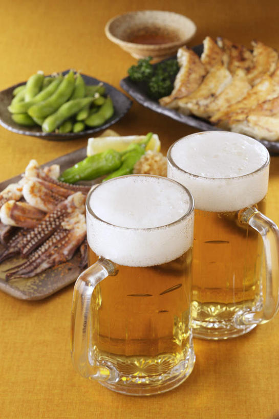 啤酒,无人,餐厅,竖图,俯视,室内,特写,白天,烹饪,餐桌,桌子,鱿鱼,柠檬,辣椒,杯子,餐具,水果,一堆,许多,切开,堆叠,堆积,碟子,盘,花菜,花椰菜,毛豆,西兰花,日本料理,料理,食品,锅贴,面点,豆荚,菜肴,美食,玻璃制品,酒,食物,盘子,酒杯,啤酒杯,碟,日式料理,切,日式,佳肴,餐台,堆,剖面,彩椒,切面,辣角,红海椒,大椒,辣虎,广椒,玻璃杯,进餐用具,烹调用具,柔鱼,枪乌贼,益母果,柠果,甜椒,柿子椒,辣子,海椒,番椒,灯笼椒,彩图,高角度拍摄,餐馆,饭店,饭馆