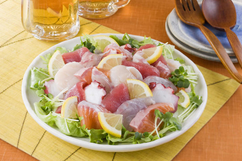 三文鱼,生鱼片,啤酒,无人,餐厅,横图,俯视,室内,特写,白天,烹饪,餐桌,桌子,鲑鱼,章鱼,柠檬,蔬菜,杯子,餐具,水果,一堆,许多,堆叠,堆积,新鲜,装饰,叉子,碟子,盘,勺子,生菜,生食,日本料理,鱼片,料理,食品,切块,菜肴,美食,玻璃制品,酒,食物,黄色,红色,绿色,盘子,酒杯,啤酒杯,调羹,碟,汤匙,日式料理,日式,佳肴,餐台,堆,大马哈鱼,石吸,死牛,望潮,坐蛸,配菜,撒蒙鱼,萨门鱼,冰海之皇,鲑,玻璃杯,进餐用具,烹调用具,石居,八爪鱼,益母果,柠果,彩图,高角度拍摄,餐馆,饭店,饭馆