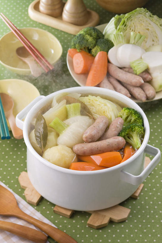 清酒,无人,餐厅,竖图,俯视,室内,特写,白天,烹饪,餐桌,筷子,桌子,萝卜,胡萝卜,蔬菜,蒜,土豆,椰菜,卷心菜,杯子,餐具,一堆,许多,堆叠,堆积,碟子,炖锅,盘,勺子,花菜,花椰菜,西兰花,汤,日本料理,料理,食品,锅,火锅,菜肴,美食,酒,食物,盘子,酒杯,调羹,碟,汤匙,碗,日式料理,日式,佳肴,餐台,清酒杯,烤肠,堆,日式火锅,进餐用具,烹调用具,芋艿,洋芋,山药蛋,马铃薯,结球甘蓝,红萝卜,甘荀,甘兰,大蒜,包心菜,彩图,高角度拍摄,餐馆,饭店,饭馆