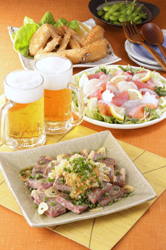 三文鱼,啤酒,无人,餐厅,竖图,俯视,室内,特写,白天,烹饪,餐桌,桌子,鲑鱼,柠檬,蔬菜,杯子,餐具,水果,一堆,许多,堆叠,堆积,新鲜,装饰,叉子,碟子,盘,勺子,生菜,肉,生食,油炸食品,日本料理,料理,食品,切块,鸡翅,炸鸡翅,菜肴,美食,肉类,玻璃制品,酒,食物,黄色,红色,绿色,盘子,酒杯,啤酒杯,调羹,碟,汤匙,日式料理,日式,佳肴,餐台,堆,大马哈鱼,配菜,肉食,撒蒙鱼,萨门鱼,冰海之皇,鲑,玻璃杯,进餐用具,烹调用具,益母果,柠果,彩图,高角度拍摄,餐馆,饭店,饭馆