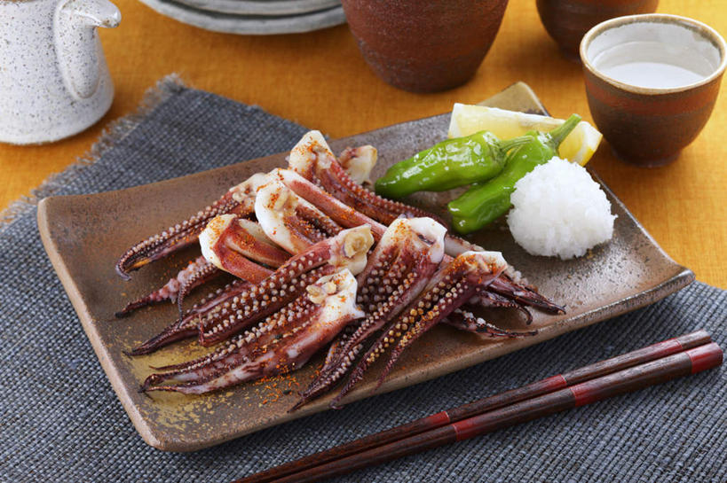 清酒,芥末,无人,餐厅,横图,俯视,室内,特写,白天,烹饪,餐桌,筷子,桌子,鱿鱼,柠檬,辣椒,蔬菜,杯子,餐具,水果,一堆,许多,切开,堆叠,堆积,装饰,碟子,盘,日本料理,料理,食品,菜肴,美食,酒,食物,盘子,酒杯,碟,日式料理,切,日式,佳肴,餐台,清酒杯,堆,配菜,剖面,彩椒,切面,辣角,红海椒,大椒,辣虎,广椒,进餐用具,烹调用具,柔鱼,枪乌贼,益母果,柠果,甜椒,柿子椒,辣子,海椒,番椒,灯笼椒,彩图,高角度拍摄,餐馆,饭店,饭馆