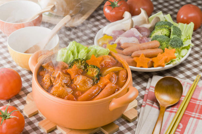 无人,餐厅,横图,俯视,室内,特写,白天,烹饪,餐桌,桌子,萝卜,胡萝卜,蔬菜,西红柿,椰菜,卷心菜,餐具,一堆,许多,堆叠,堆积,碟子,炖锅,盖子,盘,勺子,菌菇,蘑菇,鸡肉,肉,汤,日本料理,料理,食品,锅盖,菌类,锅,火锅,菜肴,美食,肉类,食物,盘子,调羹,碟,汤匙,碗,日式料理,日式,食用菌,佳肴,餐台,烤肠,堆,肉食,日式火锅,进餐用具,烹调用具,结球甘蓝,红萝卜,甘荀,甘兰,番茄,包心菜,彩图,高角度拍摄,餐馆,饭店,饭馆