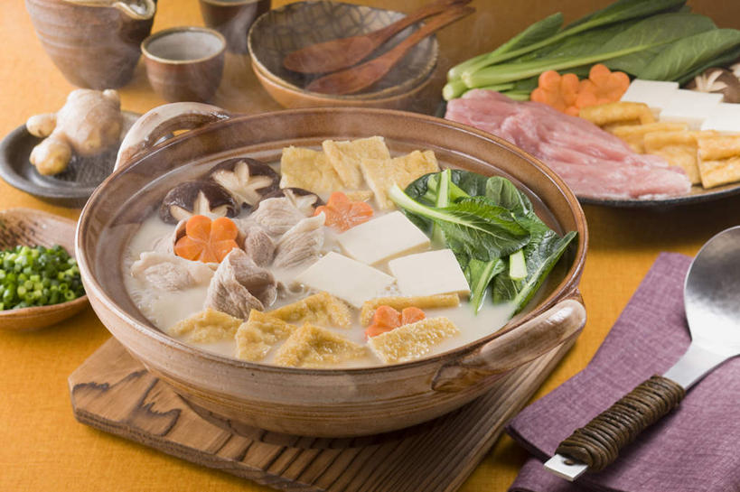 豆腐,清酒,无人,餐厅,横图,俯视,室内,特写,白天,烹饪,餐桌,桌子,萝卜,胡萝卜,姜,蔬菜,杯子,餐具,一堆,许多,切碎,堆叠,堆积,碟子,炖锅,盘,勺子,葱,菌菇,青菜,青葱,香菇,肉,肉片,日本料理,料理,食品,菌类,锅,火锅,菜肴,美食,肉类,酒,食物,盘子,酒杯,调羹,碟,汤匙,日式料理,日式,食用菌,佳肴,餐台,清酒杯,堆,豆制品,肉食,日式火锅,进餐用具,烹调用具,生姜,老姜,红萝卜,甘荀,彩图,高角度拍摄,餐馆,饭店,饭馆