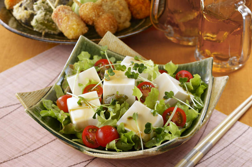 豆腐,啤酒,无人,餐厅,横图,俯视,室内,特写,白天,烹饪,烧烤,餐桌,筷子,桌子,蔬菜,西红柿,杯子,餐具,一堆,许多,切开,堆叠,堆积,碟子,盘,生菜,日本料理,料理,食品,烤肉,切块,菜肴,美食,玻璃制品,酒,食物,盘子,酒杯,啤酒杯,碟,日式料理,切,日式,佳肴,餐台,堆,豆制品,剖面,切面,玻璃杯,进餐用具,烹调用具,番茄,彩图,高角度拍摄,餐馆,饭店,饭馆