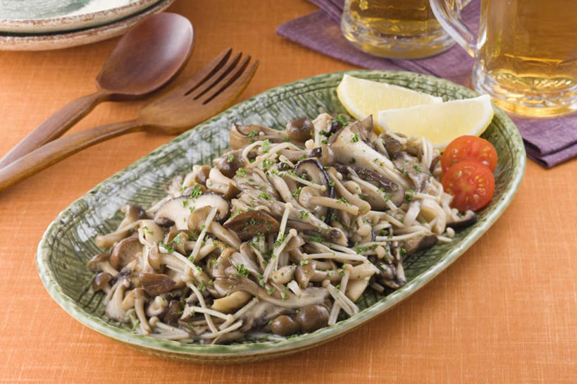 啤酒,无人,餐厅,横图,俯视,室内,特写,白天,烹饪,餐桌,桌子,柠檬,西红柿,杯子,餐具,水果,一堆,许多,切开,切碎,堆叠,堆积,叉子,碟子,盘,勺子,金针菇,菌菇,蘑菇,香菇,日本料理,料理,食品,菌类,菜肴,美食,玻璃制品,酒,食物,盘子,酒杯,啤酒杯,调羹,碟,汤匙,日式料理,切,日式,食用菌,佳肴,餐台,堆,剖面,切面,玻璃杯,进餐用具,烹调用具,益母果,柠果,番茄,彩图,高角度拍摄,餐馆,饭店,饭馆