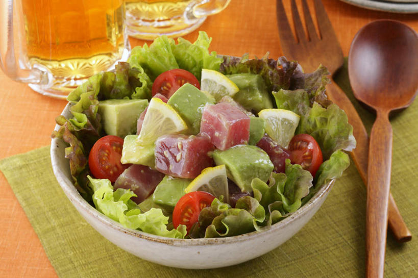 啤酒,无人,餐厅,横图,俯视,室内,特写,白天,烹饪,餐桌,桌子,柠檬,蔬菜,西红柿,杯子,餐具,水果,一堆,许多,切开,堆叠,堆积,叉子,勺子,瓜,生菜,日本料理,料理,食品,切块,菜肴,美食,玻璃制品,酒,食物,酒杯,啤酒杯,调羹,汤匙,碗,日式料理,酪梨,切,日式,鳄梨,佳肴,餐台,堆,油梨,剖面,切面,樟梨,玻璃杯,进餐用具,烹调用具,益母果,牛油果,柠果,番茄,彩图,高角度拍摄,餐馆,饭店,饭馆