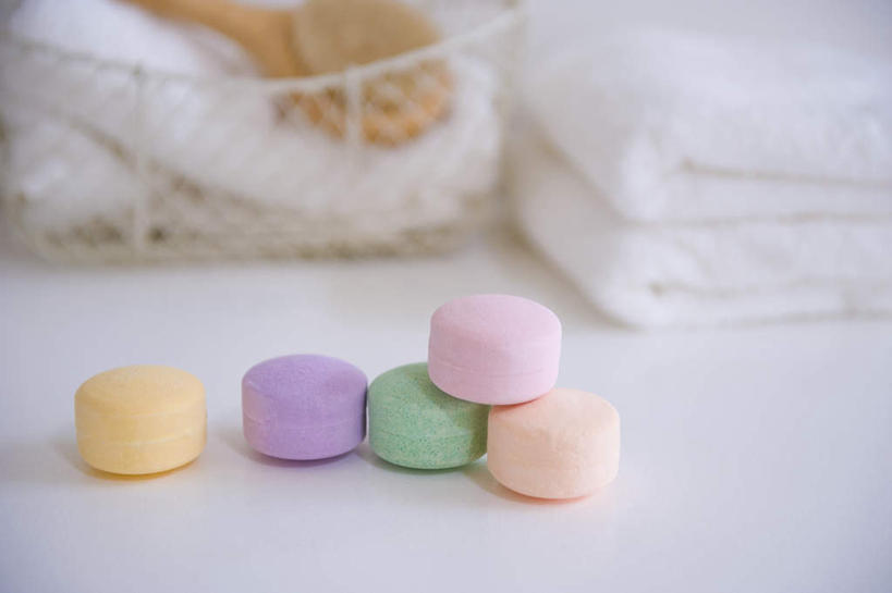 无人,横图,俯视,室内,特写,白天,白色背景,桌面,桌子,静物,两条,五个,一堆,一排,堆叠,堆积,整齐,纺织物,篮子,排列,粉色,黄色,绿色,紫色,白色,肥皂,毛巾,香皂,洗浴用品,清洁,摄影,影棚,堆,保暖,队列,透气,防水,储水,耐磨,吸水,彩图,高角度拍摄,影棚拍摄,拍摄