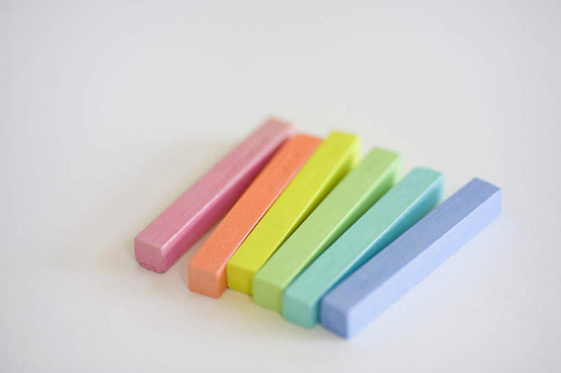 无人,横图,俯视,室内,特写,白天,白色背景,桌面,桌子,静物,一排,许多,整齐,笔,蜡笔,办公用品,文具,排列,黄色,红色,蓝色,绿色,画笔,学习用品,橙色,彩笔,摄影,影棚,文具用品,队列,彩图,高角度拍摄,影棚拍摄,拍摄