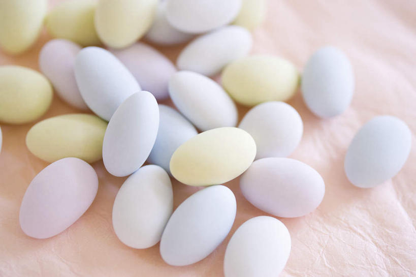 无人,横图,俯视,室内,特写,白天,白色背景,桌面,桌子,一堆,许多,堆叠,堆积,食品,糖,糖果,甜点,甜品,粉红,食物,粉色,黄色,蓝色,白色,甜食,摄影,影棚,堆,硬糖,杏仁糖,彩图,高角度拍摄,影棚拍摄,拍摄