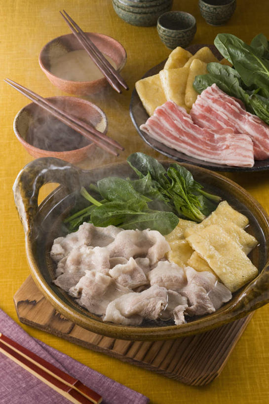 清酒,无人,餐厅,竖图,俯视,室内,特写,白天,烹饪,雾,餐桌,筷子,桌子,蔬菜,杯子,餐具,一堆,许多,堆叠,堆积,沸腾,蒸汽,碟子,炖锅,盘,青菜,蛋皮,肉,肉片,日本料理,料理,食品,水蒸气,锅,火锅,菜肴,美食,肉类,酒,食物,盘子,酒杯,碟,碗,日式料理,日式,佳肴,餐台,清酒杯,堆,肉食,蒸发,日式火锅,进餐用具,烹调用具,彩图,高角度拍摄,餐馆,饭店,饭馆