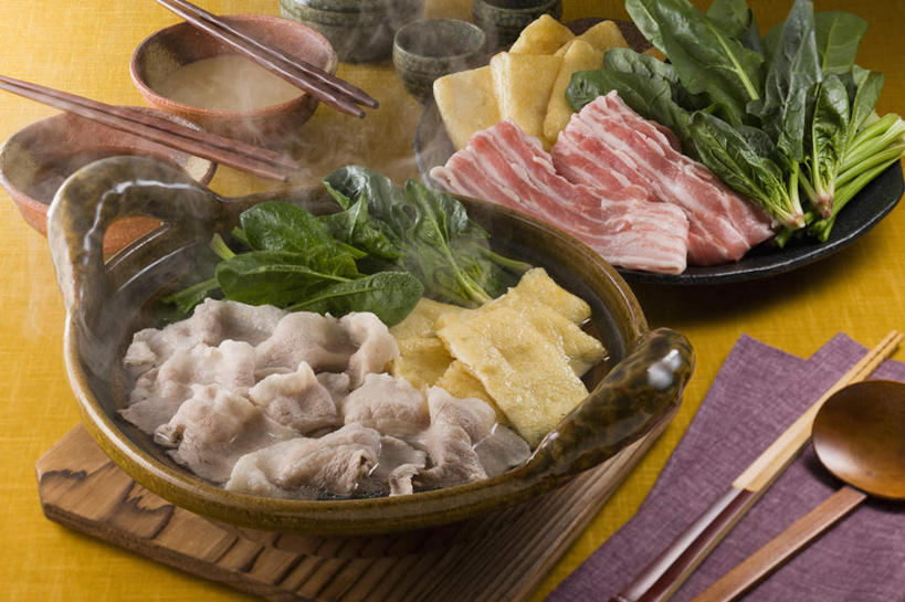 清酒,无人,餐厅,横图,俯视,室内,特写,白天,烹饪,雾,餐桌,筷子,桌子,蔬菜,杯子,餐具,一堆,许多,堆叠,堆积,沸腾,蒸汽,碟子,炖锅,盘,青菜,蛋皮,肉,肉片,日本料理,料理,食品,水蒸气,锅,火锅,菜肴,美食,肉类,酒,食物,盘子,酒杯,碟,碗,日式料理,日式,佳肴,餐台,清酒杯,堆,肉食,蒸发,日式火锅,进餐用具,烹调用具,彩图,高角度拍摄,餐馆,饭店,饭馆