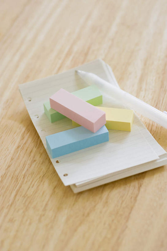 无人,竖图,室内,特写,白天,白色背景,正面,桌面,桌子,静物,一堆,许多,堆叠,堆积,笔,蜡笔,纸,办公用品,四根,文具,白纸,画笔,学习用品,四个,彩笔,摄影,影棚,堆,文具用品,彩图,影棚拍摄,拍摄