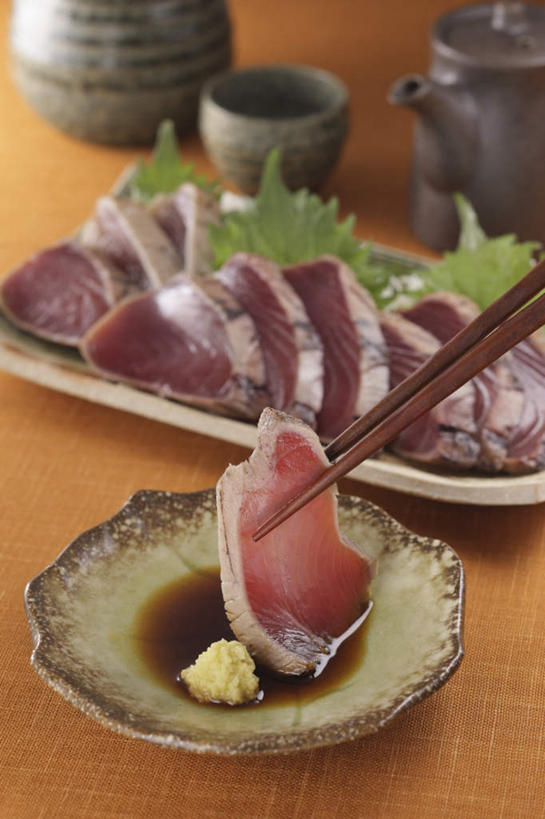 清酒,生鱼片,芥末,无人,餐厅,竖图,俯视,室内,特写,白天,烹饪,餐桌,筷子,桌子,杯子,餐具,一堆,许多,堆叠,堆积,碟子,盘,醋,调料,日本料理,鱼片,料理,食品,鲣鱼,调味品,夹,调味料,菜肴,美食,酒,食物,排列,盘子,酒杯,碟,日式料理,日式,佳肴,餐台,清酒杯,堆,夹着,队列,进餐用具,烹调用具,彩图,高角度拍摄,餐馆,饭店,饭馆