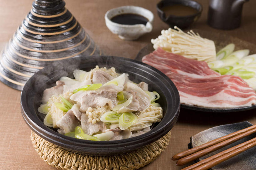 清酒,无人,餐厅,横图,俯视,室内,特写,白天,烹饪,餐桌,筷子,桌子,蔬菜,杯子,餐具,一堆,许多,堆叠,堆积,碟子,炖锅,盖子,盘,金针菇,菌菇,调料,肉,肉片,日本料理,料理,食品,锅盖,调味品,调味料,菌类,锅,火锅,菜肴,美食,肉类,酒,食物,盘子,酒杯,碟,日式料理,日式,食用菌,佳肴,餐台,清酒杯,堆,肉食,日式火锅,进餐用具,烹调用具,彩图,高角度拍摄,餐馆,饭店,饭馆