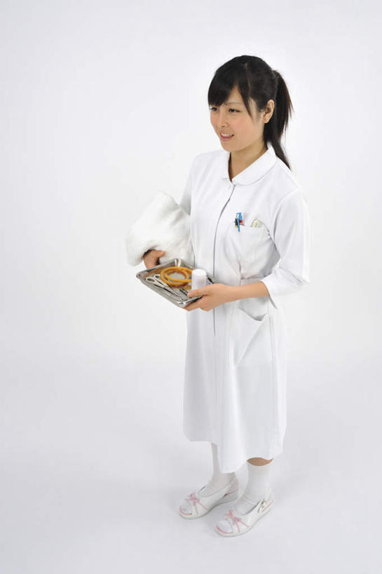 东方人,一个人,医生,护士,医院,站,捧,笑,微笑,露齿笑,竖图,俯视,室内,白天,白色背景,托盘,亚洲,仅一个年轻女性,仅一个女性,仅一个人,剪刀,纱布,注视,黄种人,白色,毛巾,观察,看,站着,医护人员,医疗人员,摄影,影棚,观看,软管,察看,白衣天使,白大褂,关注,医疗机构,护士长,年轻女性,女人,女性,亚洲人,大夫,端,端着,捧着,手捧,站立,彩图,高角度拍摄,全身,影棚拍摄,拍摄,病院,诊所