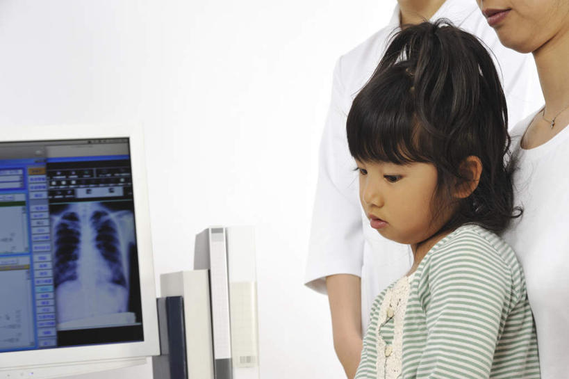 东方人,儿童,三个人,医生,护士,医院,站,坐,横图,室内,白天,白色背景,正面,纯洁,显示器,仪器,亚洲,检查,屏幕,注视,黄种人,显示屏,小孩,白色,观察,看,站着,医护人员,医疗人员,可爱,童年,童趣,治疗,摄影,影棚,观看,察看,白衣天使,白大褂,关注,童真,输出设备,烂漫,无邪,医疗机构,护士长,天真,年轻女性,女孩,女人,女性,亚洲人,孩子,大夫,站立,坐着,半身,彩图,影棚拍摄,拍摄,病院,诊所,女生