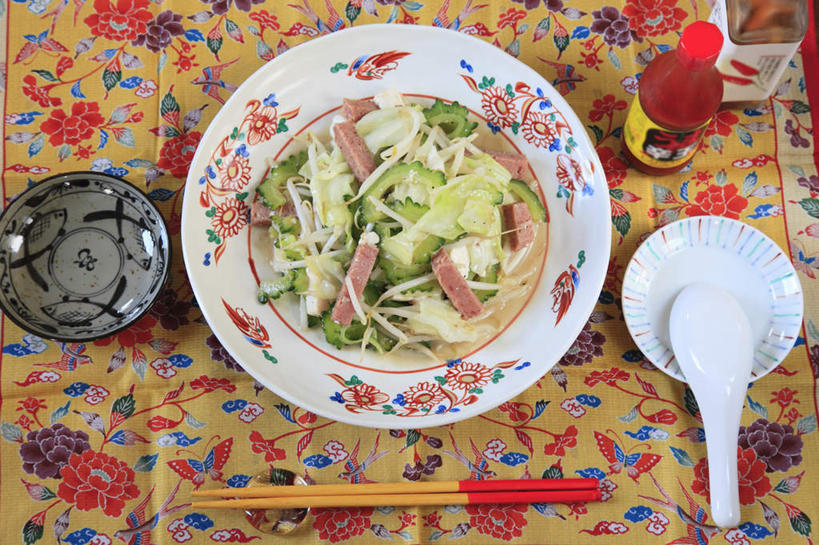 无人,餐厅,横图,俯视,室内,特写,白天,烹饪,餐桌,筷子,桌子,椰菜,卷心菜,餐具,一堆,许多,切开,堆叠,堆积,碟子,盘,勺子,苦瓜,豆芽,酱料,酱汁,肉,日本料理,料理,食品,筷枕,番茄酱,酱,切丝,菜肴,美食,肉类,桌布,食物,盘子,调羹,碟,汤匙,日式料理,切,日式,佳肴,餐台,堆,剖面,肉食,切面,进餐用具,烹调用具,结球甘蓝,甘兰,包心菜,彩图,高角度拍摄,餐馆,饭店,饭馆