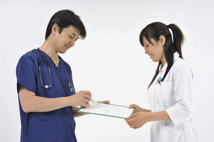 东方人,两个人,医生,护士,医院,站,笑,微笑,露齿笑,横图,室内,白天,白色背景,侧面,亚洲,写字,笔,注视,黄种人,相视,蓝色,听诊器,观察,记录,看,站着,医护人员,医疗人员,面对面,摄影,影棚,观看,对视,察看,医疗设备,白衣天使,白大褂,关注,相对,记录板,记事板,医疗机构,相看,护士长,男人,男性,年轻男性,年轻女性,女人,女性,亚洲人,大夫,站立,半身,彩图,影棚拍摄,拍摄,病院,诊所