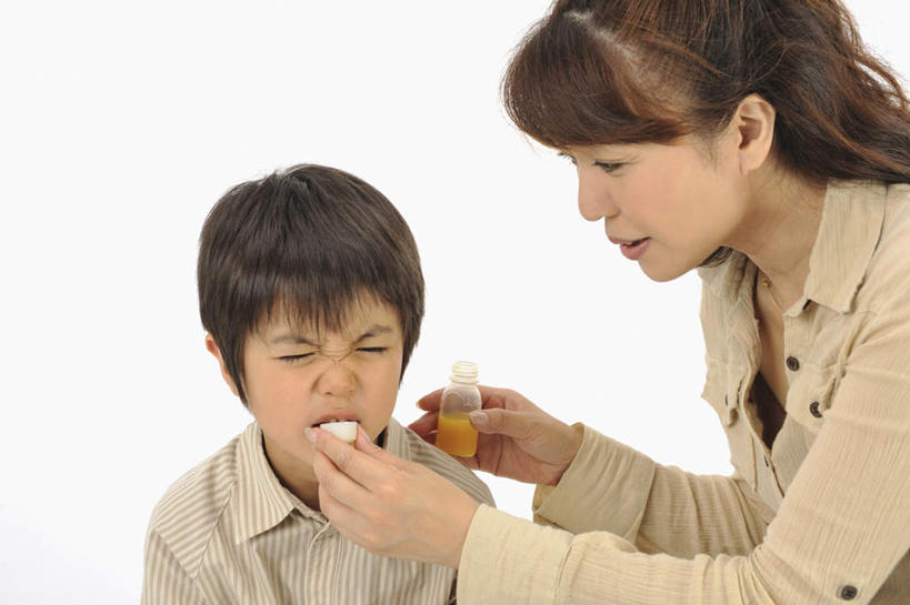 东方人,儿童,两个人,母亲,儿子,站,坐,横图,室内,白天,白色背景,正面,纯洁,亚洲,喝,药剂,注视,休闲装,黄种人,小孩,药品,吃药,观察,看,站着,休闲,母子,休闲服,可爱,母爱,童年,童趣,摄影,影棚,观看,察看,感冒,关注,童真,烂漫,无邪,天真,男孩,男人,男性,年轻女性,女人,女性,亚洲人,孩子,站立,坐着,半身,彩图,影棚拍摄,拍摄,男生