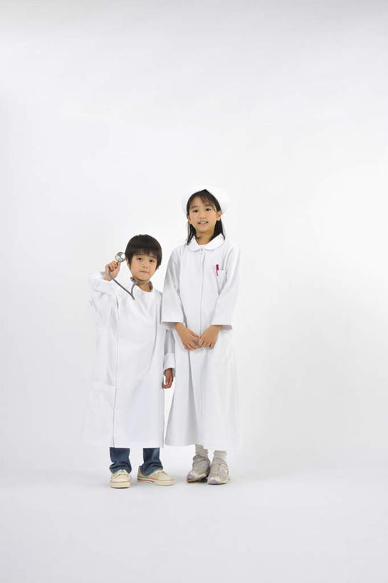 东方人,儿童,两个人,医生,护士,医院,站,笑,微笑,露齿笑,竖图,室内,白天,白色背景,正面,纯洁,亚洲,握,拿,拿着,注视,黄种人,小孩,听诊器,观察,看,站着,医护人员,医疗人员,可爱,童年,童趣,握着,摄影,影棚,观看,察看,医疗设备,白衣天使,白大褂,关注,童真,烂漫,无邪,医疗机构,护士长,天真,男孩,男人,男性,女孩,女人,女性,亚洲人,大夫,站立,彩图,全身,影棚拍摄,拍摄,病院,诊所,男生,女生