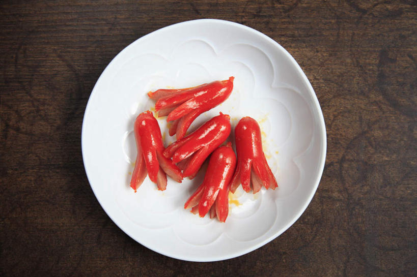 无人,餐厅,横图,俯视,室内,特写,白天,烹饪,餐桌,桌子,餐具,五个,切开,碟子,盘,日本料理,料理,食品,菜肴,美食,食物,排列,红色,盘子,碟,日式料理,切,日式,佳肴,餐台,烤肠,队列,进餐用具,烹调用具,彩图,高角度拍摄,餐馆,饭店,饭馆