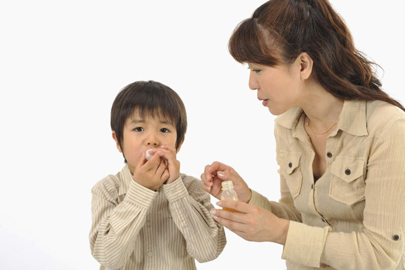 东方人,儿童,两个人,母亲,儿子,站,坐,横图,室内,白天,白色背景,正面,纯洁,亚洲,喝,药剂,注视,休闲装,黄种人,小孩,药品,吃药,观察,看,站着,休闲,母子,休闲服,可爱,母爱,童年,童趣,摄影,影棚,观看,察看,感冒,关注,童真,烂漫,无邪,天真,男孩,男人,男性,年轻女性,女人,女性,亚洲人,孩子,站立,坐着,半身,彩图,影棚拍摄,拍摄,男生