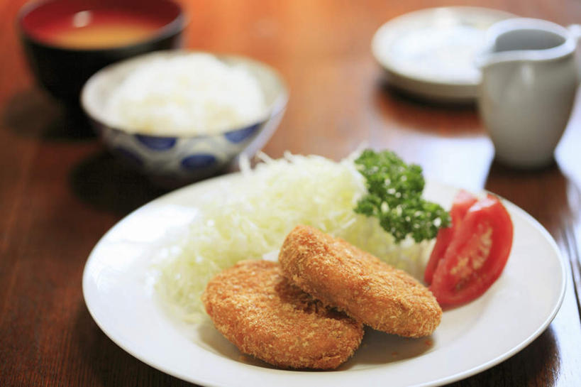 米饭,无人,餐厅,横图,俯视,室内,特写,白天,烹饪,餐桌,桌子,西红柿,椰菜,卷心菜,餐具,切开,切碎,碟子,盘,花菜,花椰菜,西兰花,汤,日本料理,味增汤,料理,食品,饭,猪排,菜肴,美食,桌布,食物,盘子,碟,碗,日式料理,切,日式,佳肴,餐台,五谷,剖面,炸猪排,切面,进餐用具,烹调用具,结球甘蓝,甘兰,番茄,包心菜,彩图,高角度拍摄,餐馆,饭店,饭馆