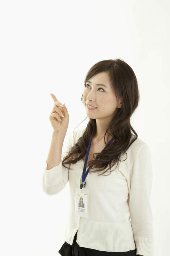 东方人,一个人,商务人士,商务女性,站,笑,微笑,露齿笑,竖图,室内,白天,白色背景,正面,亚洲,仅一个年轻女性,仅一个女性,仅一个人,握,指,套装,拿,拿着,注视,黄种人,方向,一个,观察,看,手势,站着,服务,握着,摄影,影棚,单个,观看,察看,指向,食指,关注,商务装,工薪阶层,服务型行业,年轻女性,女人,女性,亚洲人,白领,上班族,站立,半身,彩图,影棚拍摄,拍摄