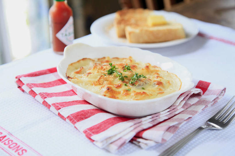 面包,面食,面条,意大利面,通心粉,无人,餐厅,横图,俯视,室内,特写,白天,西餐,餐桌,桌子,蔬菜,餐具,切碎,叉子,碟子,盘,葱,青葱,酱料,酱汁,面,料理,食品,番茄酱,酱,桌布,食物,盘子,餐巾,碟,西式,餐台,意大利通心粉,进餐用具,烹调用具,彩图,高角度拍摄,餐馆,饭店,饭馆