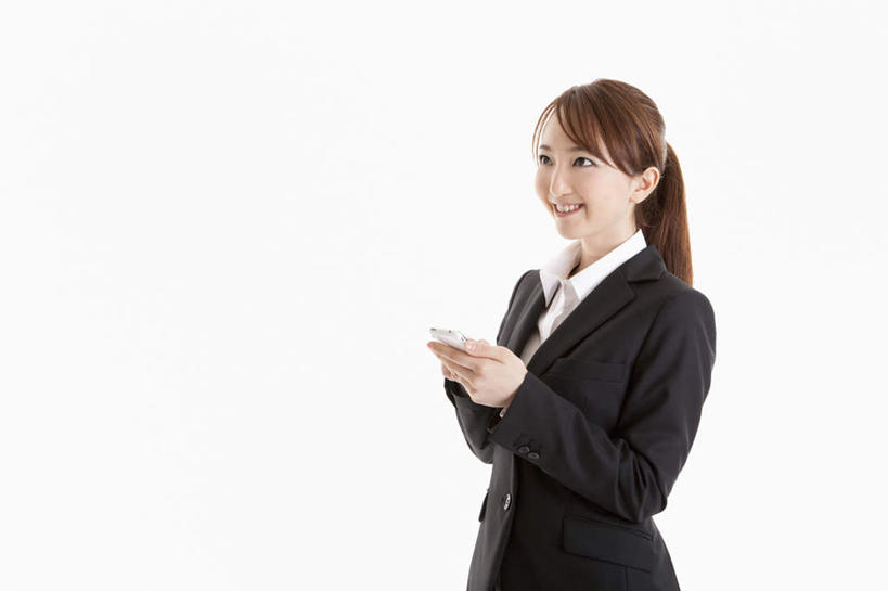 东方人,一个人,商务人士,商务女性,站,笑,打电话,微笑,露齿笑,横图,室内,白天,白色背景,正面,电话,手机,亚洲,仅一个年轻女性,仅一个女性,仅一个人,握,套装,拿,拿着,注视,黄种人,通讯设备,观察,看,站着,服务,握着,摄影,影棚,观看,察看,关注,商务装,工薪阶层,服务型行业,交流,年轻女性,女人,女性,亚洲人,白领,上班族,沟通,通话,站立,半身,彩图,影棚拍摄,拍摄