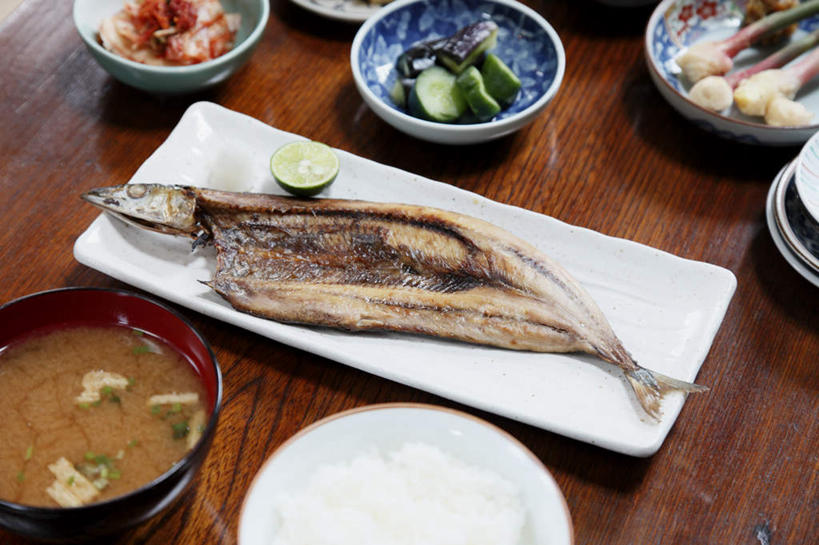 米饭,泡菜,无人,餐厅,横图,俯视,室内,特写,白天,烹饪,餐桌,桌子,柠檬,黄瓜,蒜,餐具,水果,一堆,许多,切开,堆叠,堆积,秋刀鱼,鱼,碟子,盘,汤,日本料理,味增汤,料理,食品,饭,菜肴,美食,鱼类,桌布,食物,盘子,碟,碗,日式料理,切,日式,佳肴,餐台,堆,五谷,剖面,咸鱼,切面,进餐用具,烹调用具,益母果,柠果,小蒜,青瓜,胡瓜,大蒜,彩图,高角度拍摄,餐馆,饭店,饭馆