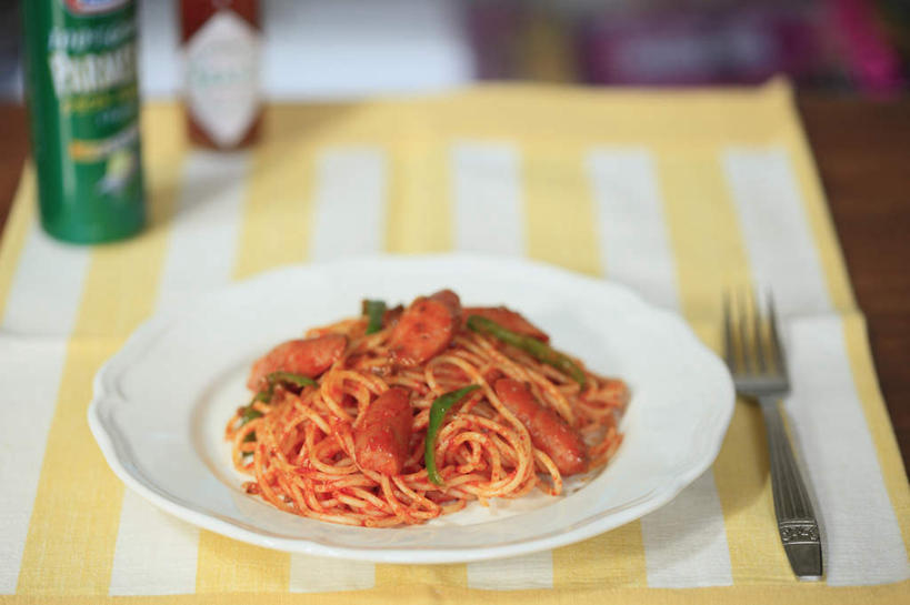 面食,面条,意大利面,无人,餐厅,横图,俯视,室内,特写,白天,烹饪,西餐,餐桌,桌子,辣椒,餐具,叉子,碟子,盘,调料,面,日本料理,料理,食品,调味品,调味料,番茄酱,菜肴,美食,桌布,食物,盘子,碟,日式料理,日式,西式,佳肴,餐台,烤肠,辣角,红海椒,大椒,辣虎,广椒,进餐用具,烹调用具,辣子,红辣椒,海椒,番椒,彩图,高角度拍摄,餐馆,饭店,饭馆