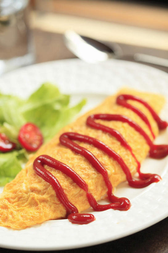 米饭,无人,餐厅,竖图,俯视,室内,特写,白天,烹饪,餐桌,桌子,蔬菜,西红柿,杯子,餐具,切开,包裹,碟子,盘,勺子,生菜,蛋包饭,蛋皮,调料,酱料,酱汁,日本料理,料理,食品,饭,调味品,调味料,番茄酱,菜肴,美食,玻璃制品,桌布,食物,盘子,水杯,调羹,碟,汤匙,日式料理,切,日式,佳肴,餐台,五谷,剖面,切面,玻璃杯,进餐用具,烹调用具,番茄,彩图,高角度拍摄,餐馆,饭店,饭馆